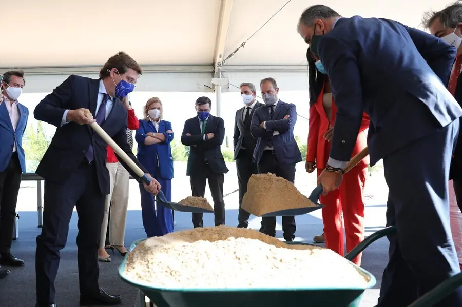 El alcalde de Madrid, Jos&eacute; Luis Mart&iacute;nez-Almeida (i), y el secretario general de Vox, Javier Ortega Smith, sostienen una pala con arena en el acto de colocaci&oacute;n de la primera piedra de las obras de urbanizaci&oacute;n del desarrollo urban&iacute;stico de Valdecarros