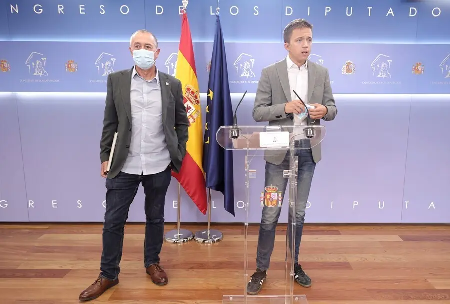 El diputado de Comprom&iacute;s en el Congreso, Joan Baldov&iacute; (i), y el l&iacute;der de M&aacute;s Pa&iacute;s, &Iacute;&ntilde;igo Errej&oacute;n, en una rueda anterior a la celebraci&oacute;n de la Junta de Portavoces en el Congreso de los Diputados, a 14 de septiembre, en Madrid (Espa&ntilde;a).