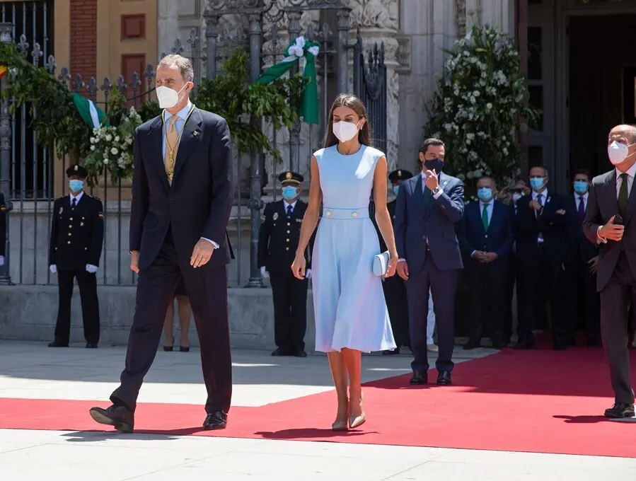 Archivo - Los Reyes Felipe y Letizia, en la explanada del Palacio de San Telmo despu&eacute;s  del acto de la  entrega de la Medalla de Honor de Andaluc&iacute;a al Rey Felipe VI a 14 de junio del 2021, en Sevilla, Andaluc&iacute;a