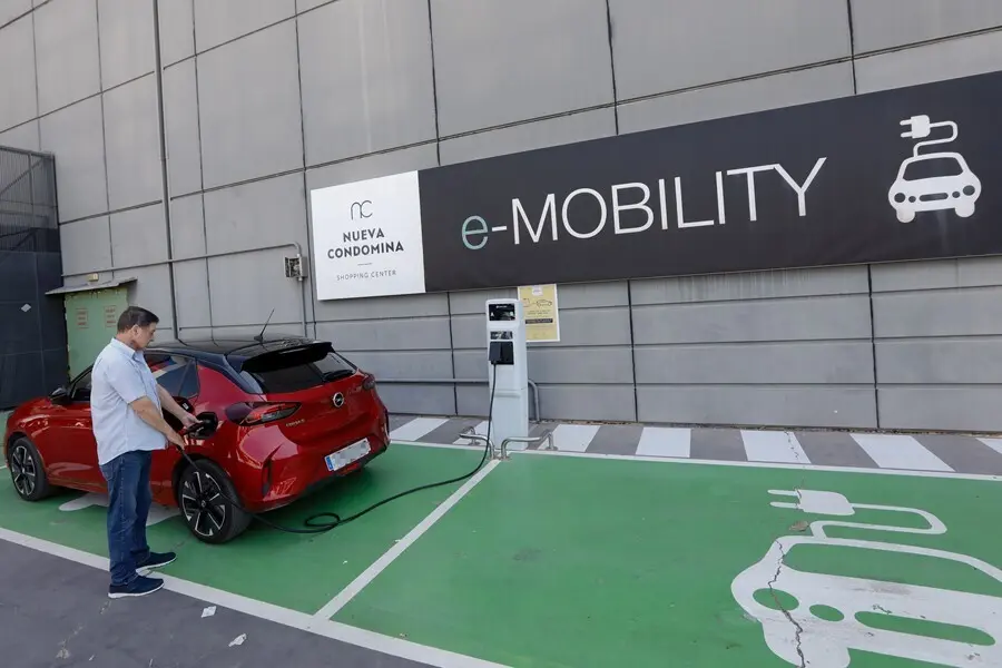 Archivo - Una persona recarga un coche el&eacute;ctrico en un punto de recarga, a 27 de julio de 2021, en Murcia, (Espa&ntilde;a)