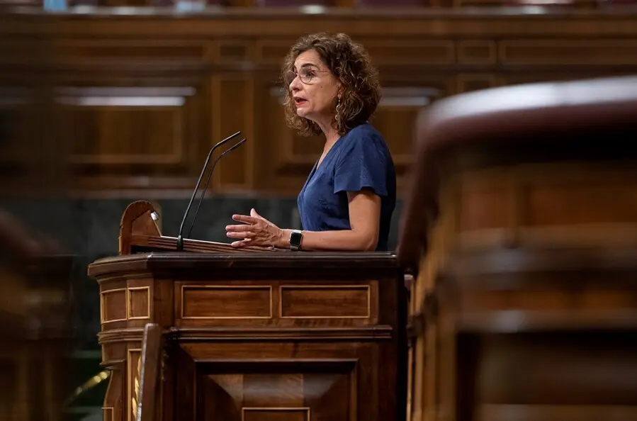 La ministra de Hacienda y Funci&oacute;n P&uacute;blica, Mar&iacute;a Jes&uacute;s Montero, durante una sesi&oacute;n plenaria en el Congreso de los Diputados, a 13 de septiembre de 2021, en Madrid (Espa&ntilde;a). El pleno del Congreso de los Diputados debate hoy la necesidad extraordinaria de p