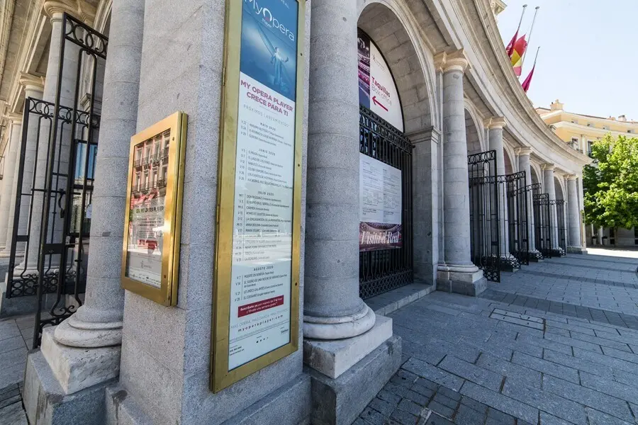 Archivo - Fachada del Teatro Real, que se prepara para reabrir sus puertas el pr&oacute;ximo 1 de julio, tras implantar medidas de seguridad en sus instalaciones para prevenir el coronavirus. Su reapertura volver&aacute; con uno de los grandes cl&aacute;sicos de la &oacute;pera, 'La