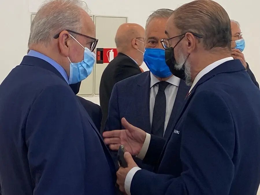 El exvicepresidente del Gobierno de Espa&ntilde;a, Alfonso Guerra, el presidente del Gobierno de Arag&oacute;n, Javier Lamb&aacute;n, y el presidente de las Cortes de Arag&oacute;n, Javier Sada.