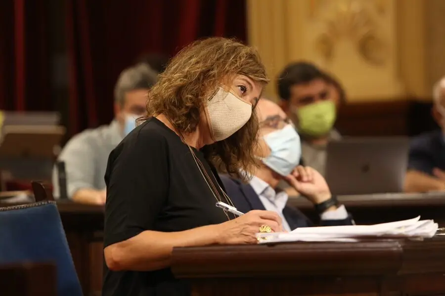 La presidenta del Govern, Francina Armengol, en el sal&oacute;n de plenos del Parlament. Archivo. 