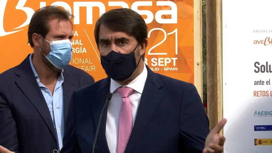 El consejero de Fomento y Medio Ambiente de Castilla y Le&oacute;n, Juan Carlos Su&aacute;rez-Qui&ntilde;ones, en primer plano durante la inauguraci&oacute;n de la expo.