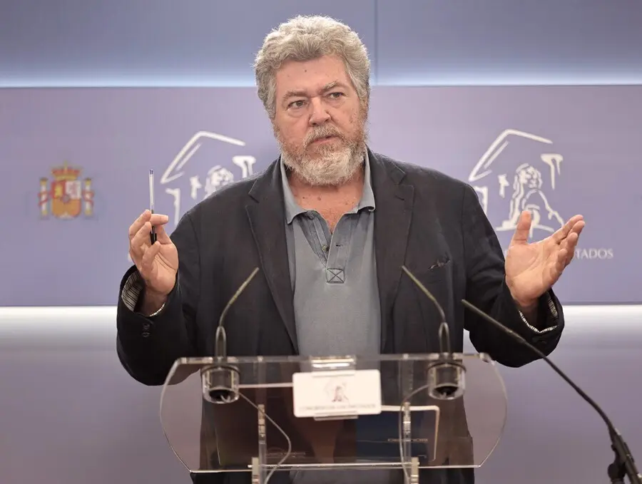 El portavoz de Unidas Podemos en la comisi&oacute;n de Transici&oacute;n Ecol&oacute;gica y coordinador de Alianza Verde, Juantxo L&oacute;pez de Uralde, ofrece una rueda de prensa en el Congreso de los Diputados, Madrid, (Espa&ntilde;a).