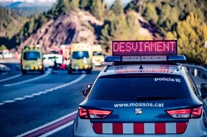 Archivo - Un coche de Mossos d'Esquadra y ambulancias del Sistema d'Emerg&egrave;ncies M&egrave;diques (SEM) durante un accidente de tr&aacute;fico en una imagen de archivo.