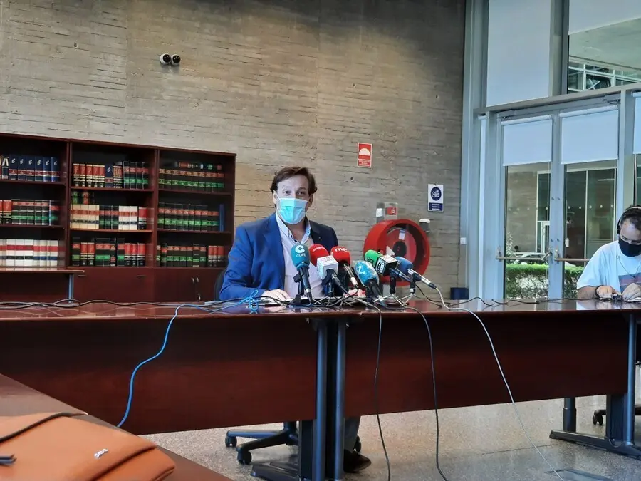 El secretario general de Educaci&oacute;n de la Junta de Extremadura, Francisco Javier Amaya, en rueda de prensa para informar sobre la situaci&oacute;n de las dos ni&ntilde;as del colegio Alba Plata de C&aacute;ceres