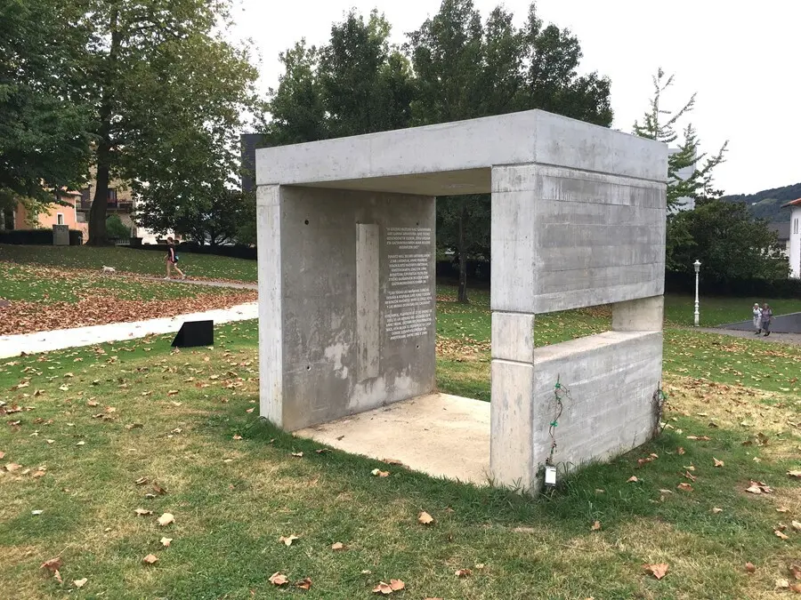 Escultura 'Urdina' en memoria de los donostiarras v&iacute;ctimas del holocausto
