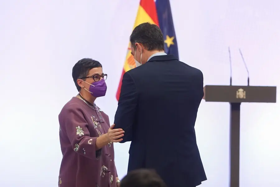 Archivo - La exministra de Asuntos Exteriores Arancha Gonz&aacute;lez Laya, agarra del brazo al presidente del Gobierno, Pedro S&aacute;nchez.