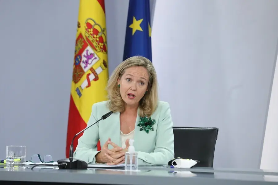 La vicepresidenta primera y ministra de Asuntos Econ&oacute;micos y Transformaci&oacute;n Digital, Nadia Calvi&ntilde;o, interviene en una rueda de prensa posterior a la reuni&oacute;n del Consejo de Ministros, a 21 de septiembre de 2021, en Madrid, (Espa&ntilde;a). Durante la comparecenci