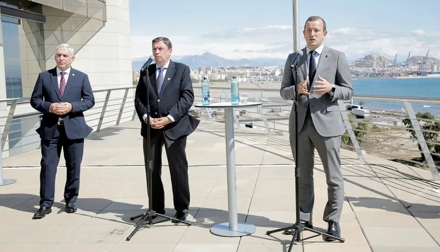 El ministro de Agricultura, Pesca y Alimentaci&oacute;n, Luis Planas (2i)  y  el comisario europeo para Medio Ambiente, Oc&eacute;anos y Pesca, Virginijus Sinkevicius (3i),  en la sede de la Oficina de la Propiedad Intelectual de la Uni&oacute;n Europea (EUIPO), en Alicante