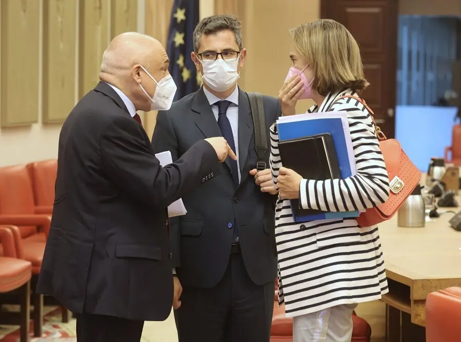El secretario general del Grupo Socialista en el Congreso, Rafael Simancas; el ministro de la Presidencia, Relaciones con las Cortes y Memoria Democr&aacute;tica, F&eacute;lix Bola&ntilde;os y la portavoz parlamentaria del PP, Cuca Gamarra, en el Congreso de los Diputados.
