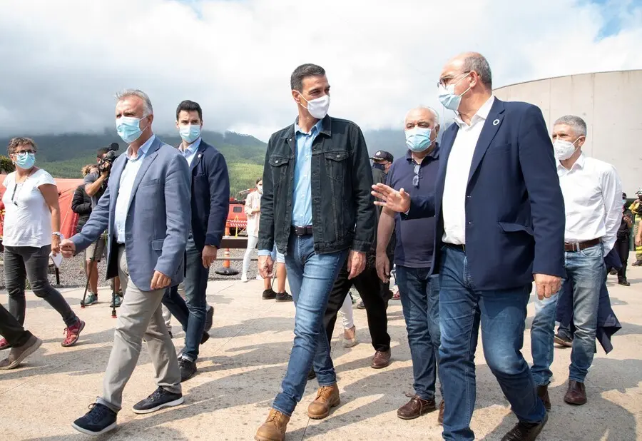 El presidente de Canarias, &Aacute;ngel V&iacute;ctor Torres (i) y el presidente del Gobierno, Pedro S&aacute;nchez (c), visitan la zona cero del puesto de mando en La Palma, a 20 de septiembre de 2021, en La Palma, Santa Cruz de Tenerife, Islas Canarias, (Espa&ntilde;a).