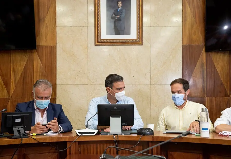 (I-D) El presidente de Canarias, &Aacute;ngel V&iacute;ctor Torres;  el presidente del Gobierno, Pedro S&aacute;nchez y el presidente del Cabildo de La Palma, Mariano Hern&aacute;ndez,  durante su reuni&oacute;n con el  Comit&eacute; Director del Plan Especial de Protecci&oacute;n Civil y Atenci&oacute;n de Em