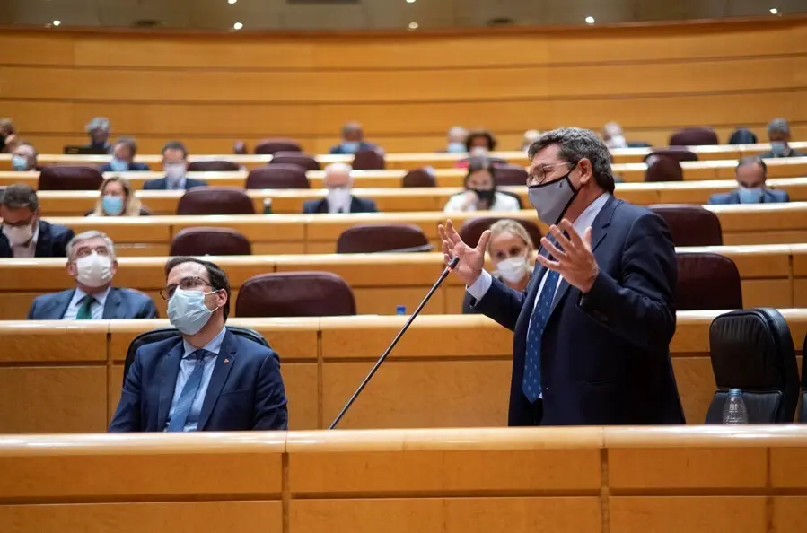 El ministro de Consumo, Alberto Garz&oacute;n (i) y el ministro de Inclusi&oacute;n, Seguridad Social y Migraciones, Jos&eacute; Luis Escriv&aacute; (d), interviene durante el primer pleno y primera sesi&oacute;n de control al Gobierno en el Senado tras el par&oacute;n estival, a 14 de septiembre
