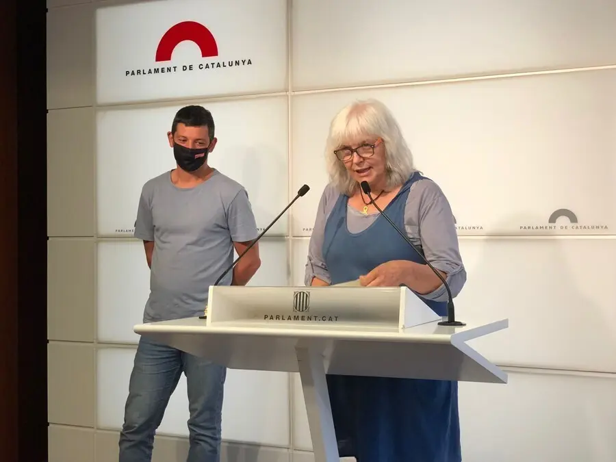La l&iacute;der de la CUP en el Parlament, Dolors Sabater, junto al diputado de la CUP Xavier Pellicer, en una rueda de prensa en la C&aacute;mara catalana el 21 de septiembre de 2021.