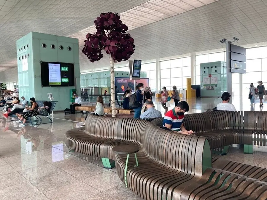 Aena pone en marcha un proyecto piloto de mobiliario sostenible en el Aeropuerto de Barcelona