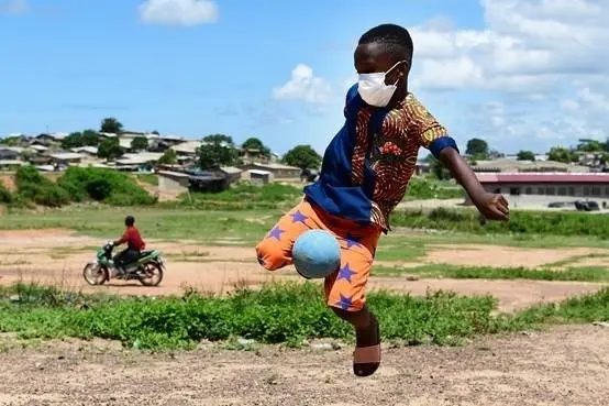 Ni&ntilde;o jugando