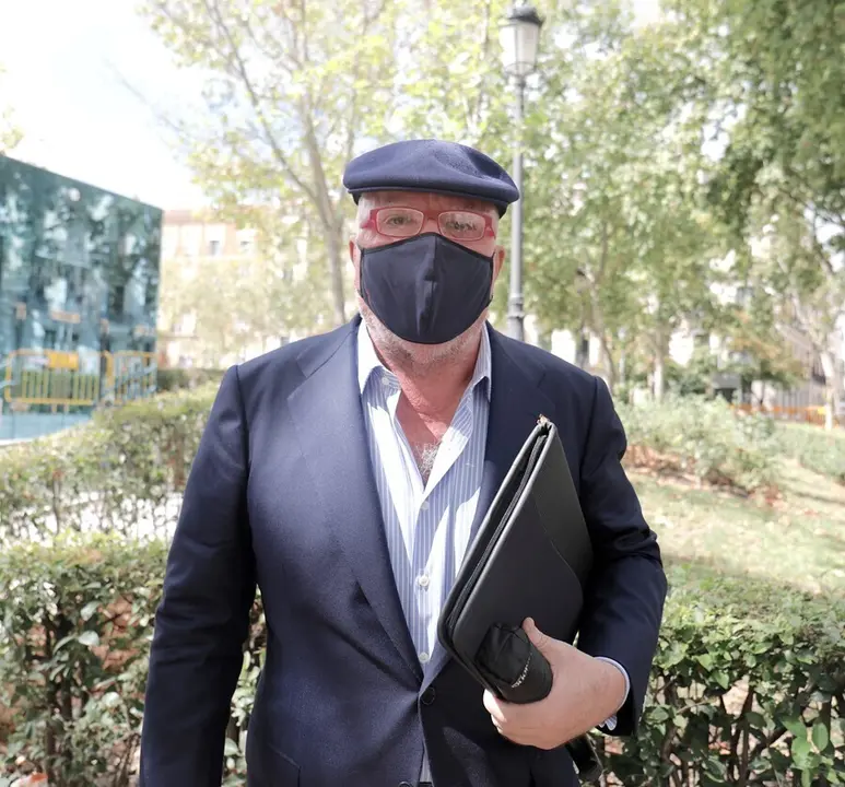 El comisario jubilado Jos&eacute; Manuel Villarejo posa a la c&aacute;mara a su salida de la Audiencia Nacional donde ha acudido a entregar un escrito al juez que le investiga por el caso &lsquo;T&aacute;ndem&rsquo;, a 15 de septiembre de 2021, en Madrid, (Espa&ntilde;a). Villarejo ha pedido qu