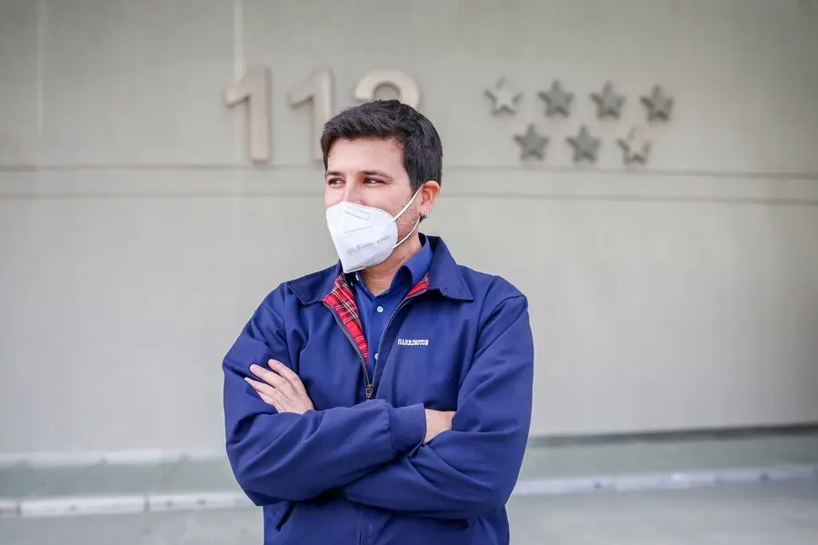 Archivo - El &lsquo;n&uacute;mero 2&rsquo; en la lista de M&aacute;s Madrid para las elecciones a la Asamblea de Madrid, Pablo G&oacute;mez Perpiny&agrave;, posa tras reunirse con los sindicatos del Centro de Emergencias 112, a 21 de abril de 2021, en Pozuelo de Alarc&oacute;n, Madrid (Espa&ntilde;a). 