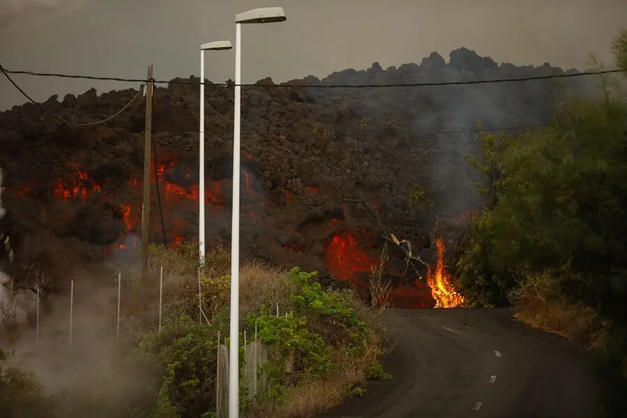 La lava del volc&aacute;n cruza una carretera en la zona de Los Llanos, a 20 de septiembre de 2021, en El Paso, La Palma, Santa Cruz de Tenerife, Islas Canarias, (Espa&ntilde;a). La erupci&oacute;n volc&aacute;nica iniciada ayer a las 16 horas en la zona de Cabeza de Vaca (La Palma)