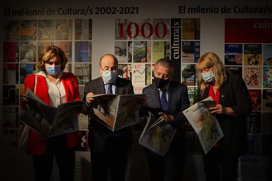 La alcaldesa Ada Colau, el ministro Miquel Iceta, el editor de La Vanguardia Javier de God&oacute; y la consellera Nat&agrave;lia Garriga, en la inauguraci&oacute;n de la exposici&oacute;n del suplemento 'Cultura/s'