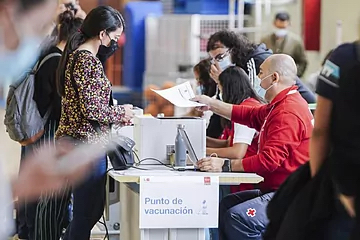 Dispositivo m&oacute;vil de vacunaci&oacute;n puesto en marcha en el Polideportivo La Almudena de la Universidad Complutense de Madrid.COMUNIDAD DE MADRI