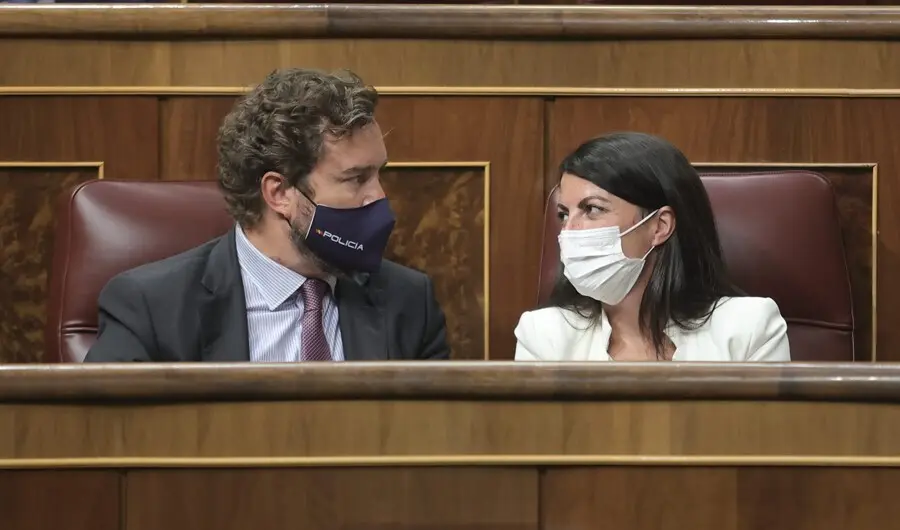 El portavoz parlamentario de Vox, Iv&aacute;n Espinosa de los Monteros (i) y la secretaria general de su grupo parlamentario, Macarena Olona