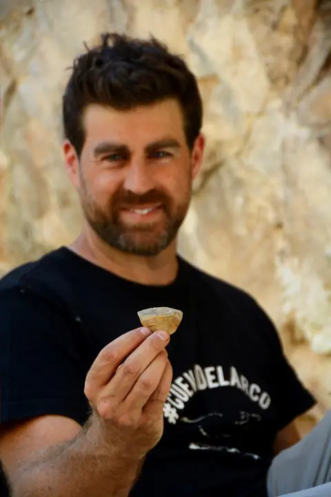 El profesor de Prehistoria de la UM, Ignacio Mart&iacute;n Lerma, con un herramienta de s&iacute;lex de &eacute;poca neandertal