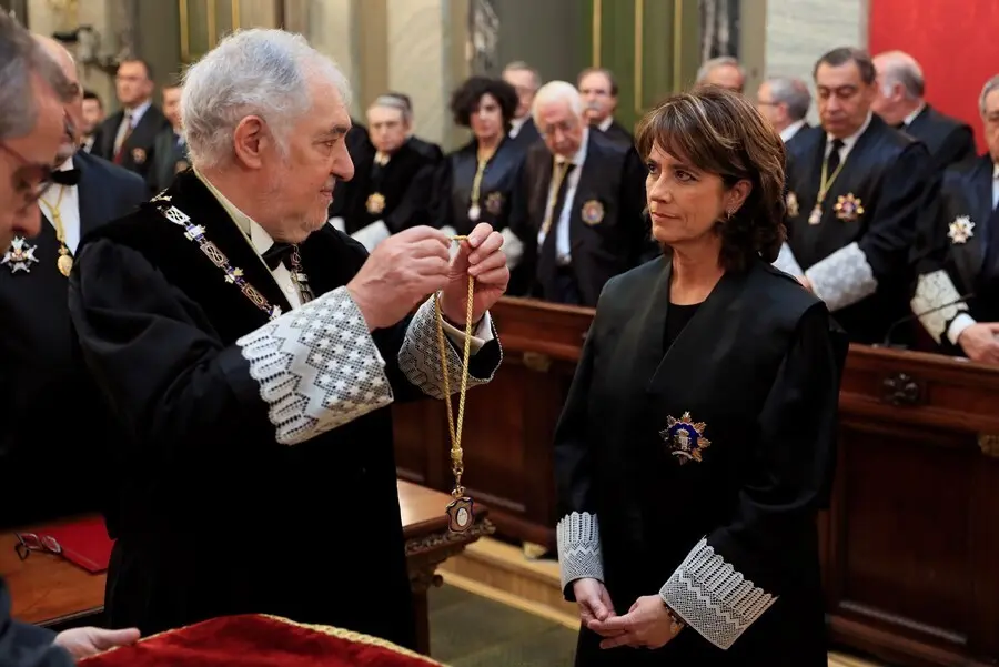 Archivo - La nueva Fiscal General del Estado, Dolores Delgado (d) junto con el magistrado C&aacute;ndido Conde-Pumpido (i), durante el acto de su toma de posesi&oacute;n celebrado en la sede del Tribunal Supremo en Madrid, en Madrid (Espa&ntilde;a) a 26 de febrero de 2020.