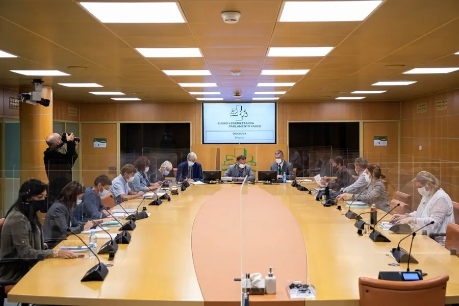 El secretario general de Transici&oacute;n Social y Agenda 2030, Jonan Fern&aacute;ndez, en el parlamento vasco