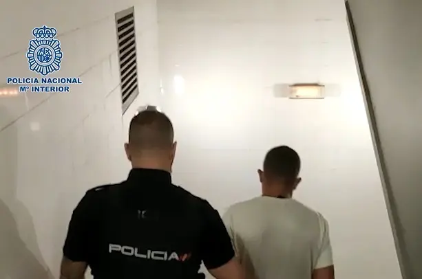 Archivo - Detenido un conductor que provoc&oacute; un accidente en la A-5 con un coche robado tras perseguirle un testigo