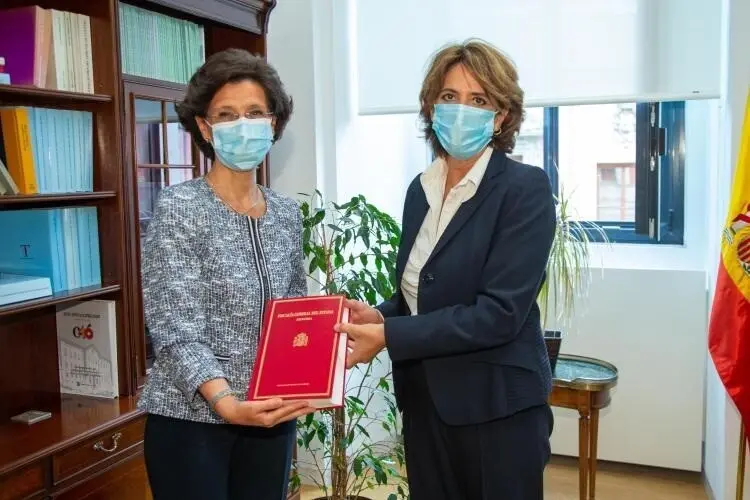 La fiscal general del Estado, Dolores Delgado (d), entrega la Memoria 2020 a la presidenta del Tribunal de Cuentas, Mar&iacute;a Jos&eacute; de la Fuente (izq).