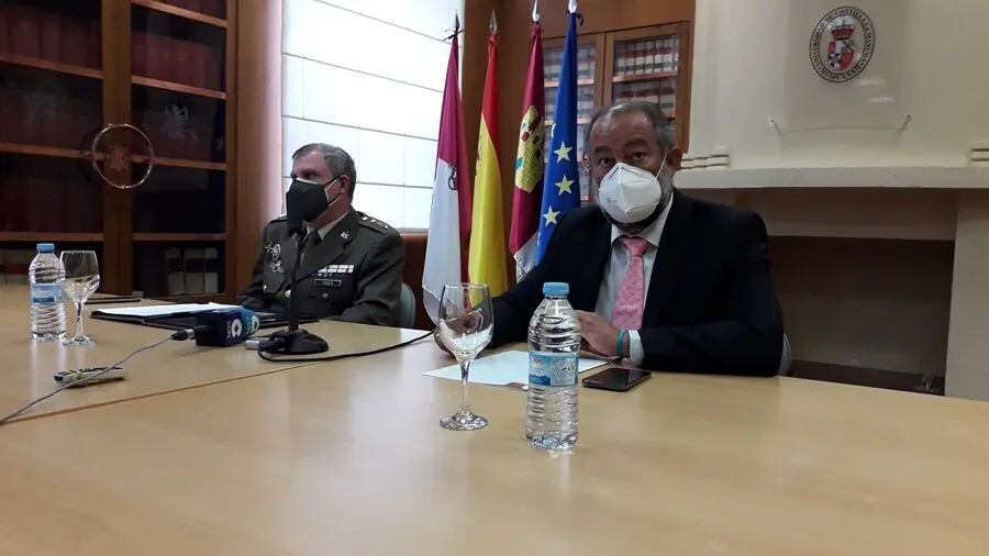 El delegado de Defensa en Castilla La Mancha, el coronel Juan Luis Vizuete Mendoza, acompa&ntilde;ado de rector de la UCLM, Juli&aacute;n Garde.