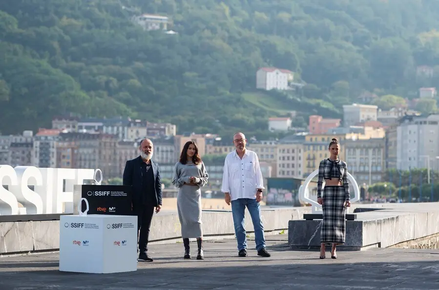 (I-D) El actor Javier Guti&eacute;rrez, la actriz Irene Virg&uuml;ez, el director, productor y guionista Manuel Mart&iacute;n Cuenca y la actriz Patricia L&oacute;pez Arnaiz, en el photocall de la pel&iacute;cula &lsquo;La Hija&rsquo;, en el Festival Internacional de Cine de San Sebasti&aacute;n