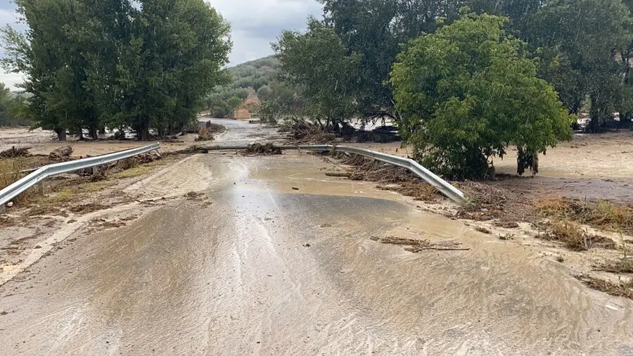 Camino anegado por una tromba de agua y granizo