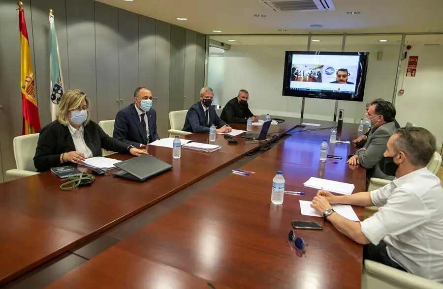 Archivo - El vicepresidente primero y conselleiro de Presidencia, Xustiza e Turismo, Alfonso Rueda, y el conselleiro de Sanidade, Julio Garc&iacute;a Comesa&ntilde;a, se re&uacute;nen con representantes del ocio nocturno