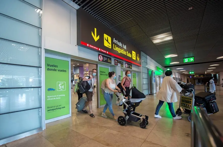 Archivo - Pasajeros llegan al Aeropuerto Adolfo Su&aacute;rez Madrid-Barajas