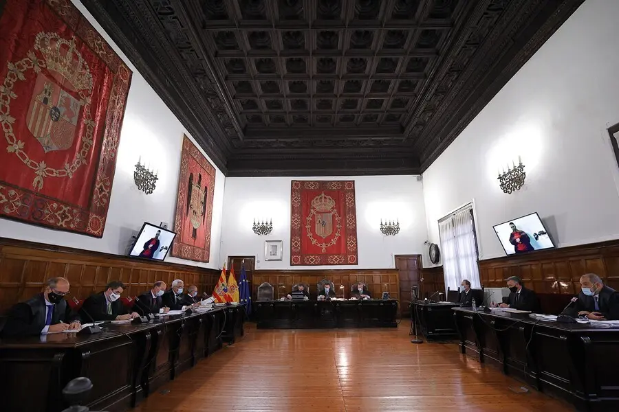 El acusado Norbert Feher, alias &lsquo;Igor el Ruso' (en la pantalla), en la vista oral del recurso presentado por la defensa contra la sentencia que le conden&oacute; a prisi&oacute;n permamente revisable