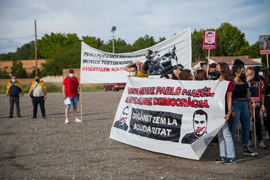 Archivo - Manifestaci&oacute;n de apoyo al rapero Pablo Hasel que lleva tres meses en prisi&oacute;n, a 15 de mayo de 2021, en Lleida, Catalu&ntilde;a, (Espa&ntilde;a). La protesta, convocada por  Plataforma Llibertat bajo el lema '3 meses sin pablo Hasel', ha sido convocada por col