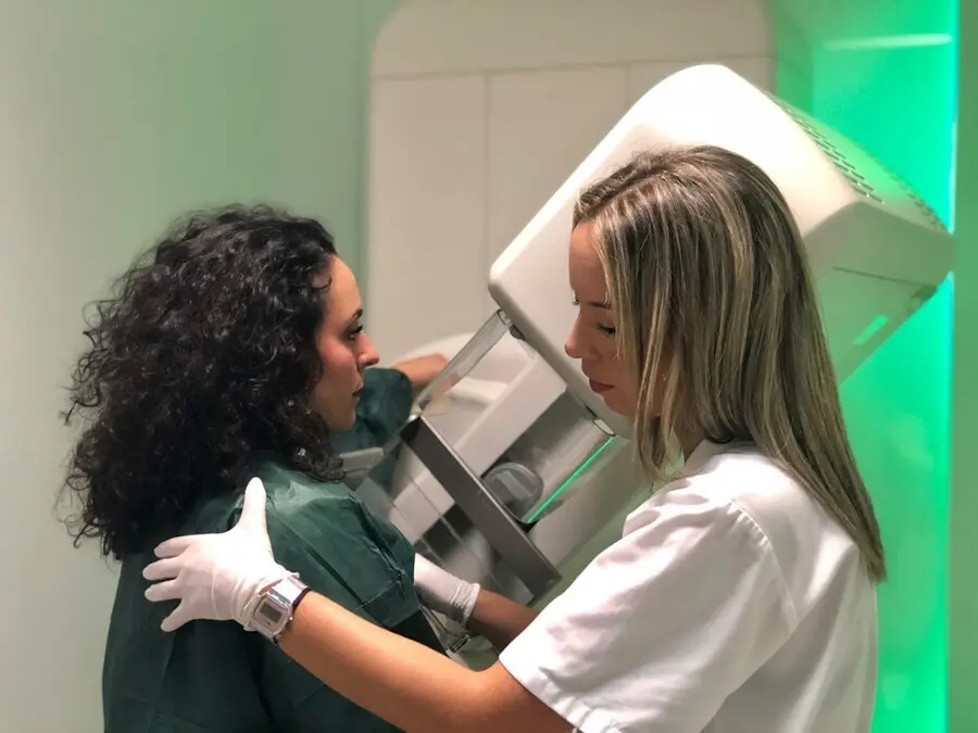 Archivo - Quir&oacute;nsalud Sagrado Coraz&oacute;n e Infanta Luisa realizan acciones para la detecci&oacute;n precoz en el c&aacute;ncer de mama