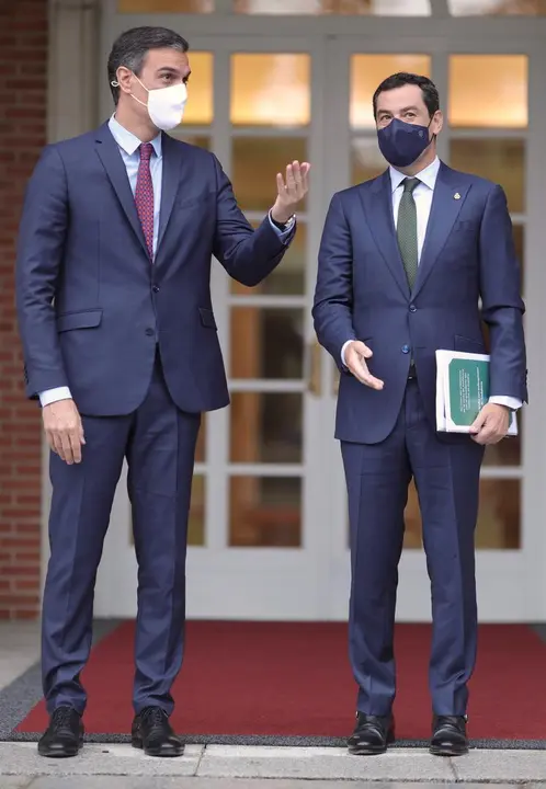 Archivo - El presidente del Gobierno, Pedro S&aacute;nchez (i), el presidente de la Junta de Andaluc&iacute;a, Juan Manuel Moreno Bonilla, en la reuni&oacute;n que mantuvieron en junio de este a&ntilde;o en el Palacio de la Moncloa