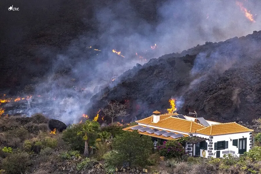 Una casa en mitad de la lava del volc&aacute;n de La Palma queda a salvo de ser destrozada por la lava en la zona de El Para&iacute;so, 