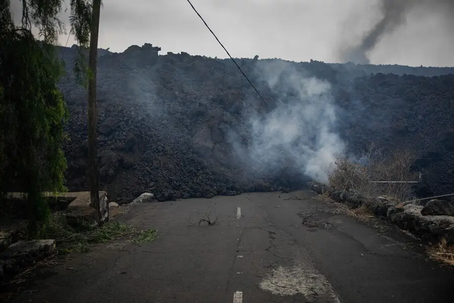 La lava del volc&aacute;n llega al n&uacute;cleo urbano de Todoque, a 21 de septiembre de 2021, en Los Llanos de Ariadne, en La Palma, a 21 de septiembre de 2021, en La Palma, Santa Cruz de Tenerife, Islas Canarias, (Espa&ntilde;a). La aproximaci&oacute;n de la lava al n&uacute;cleo urbano