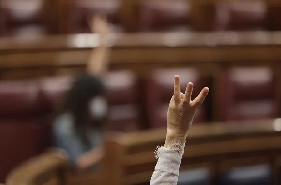 Archivo - Un miembro del hemiciclo vota durante una sesi&oacute;n plenaria en el Congreso de los Diputados, a 24 de junio de 2021, en Madrid, (Espa&ntilde;a). Este pleno est&aacute; marcado por el debate de totalidad del Proyecto de Ley de residuos y suelos contaminados y por