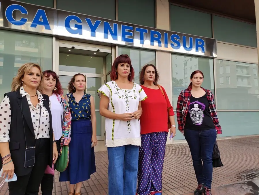 La portavoz de Adelante Andaluc&iacute;a, Teresa Rodr&iacute;guez (centro), a las puertas de una cl&iacute;nica donde se realizan abortos.