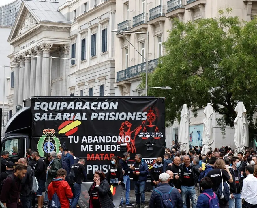 Varios funcionarios de prisiones junto a un furg&oacute;n de la asociaci&oacute;n Tu Abandono Me Puede Matar durante una manifestaci&oacute;n por la equiparaci&oacute;n salarial en el Congreso