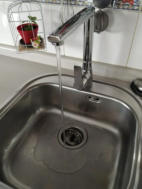 Agua corriente en un grifo.