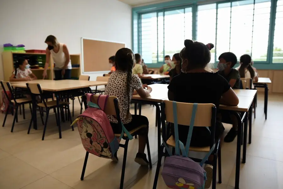 Una profesora junto con alumnos de Educaci&oacute;n Primaria.- Archivo.